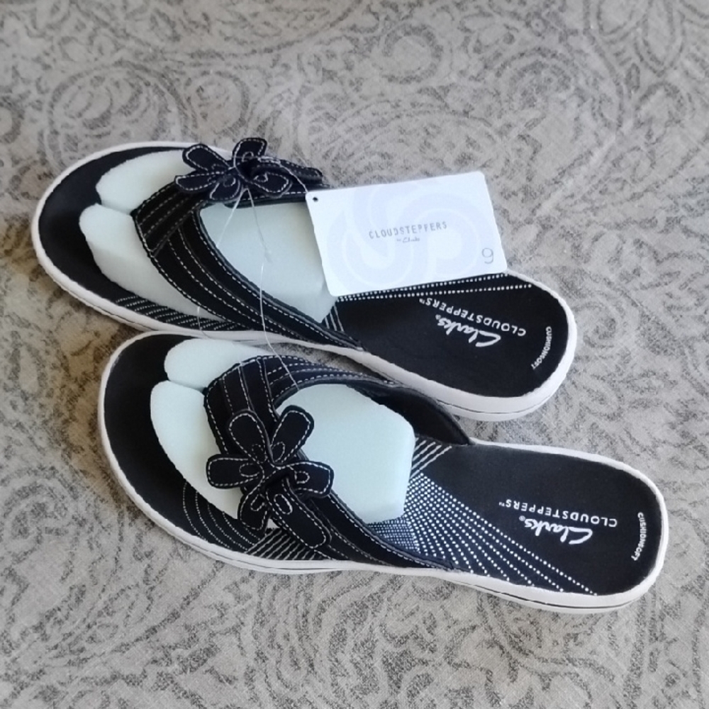 🐼 NWT Clarks Cloudsteppers Black/ White w/ Floral Accent
